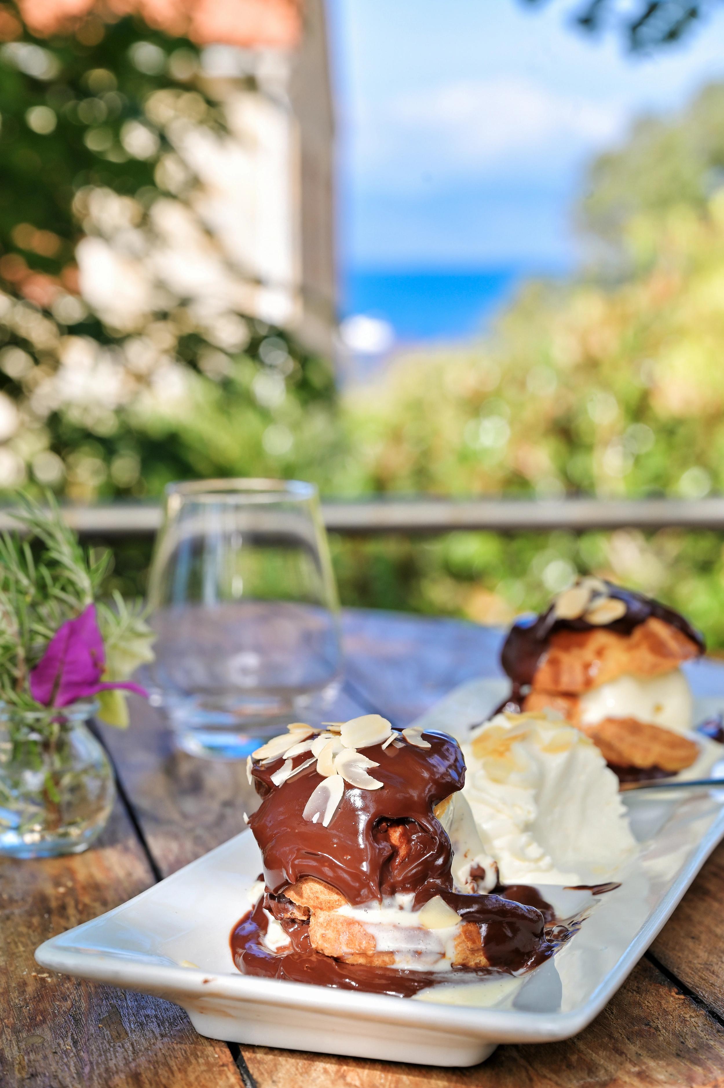 Les desserts de l'hôtel en bord de mer à Campomoro