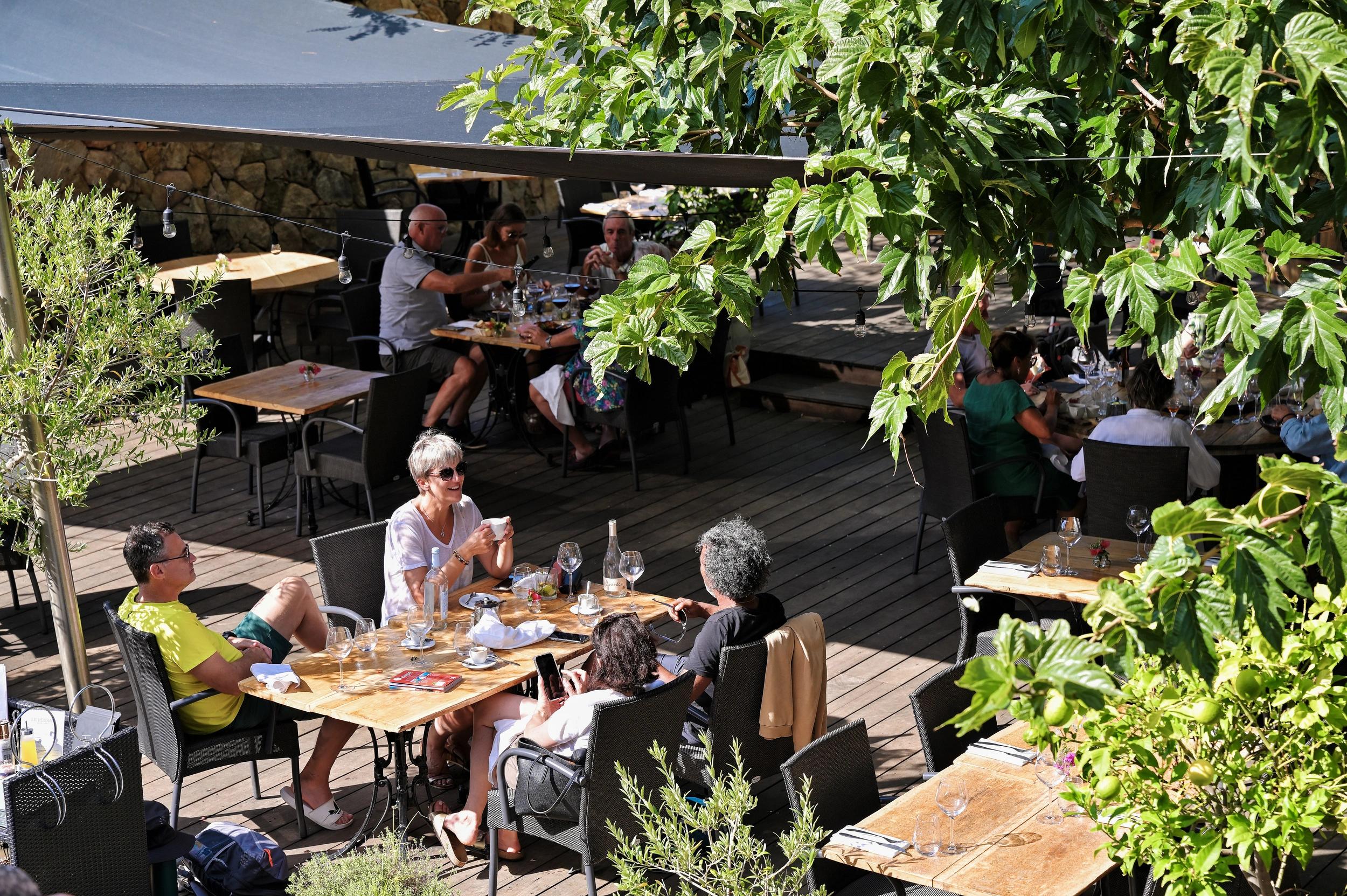 La grande terrasse de l'hôtel le Ressac près de Propriano