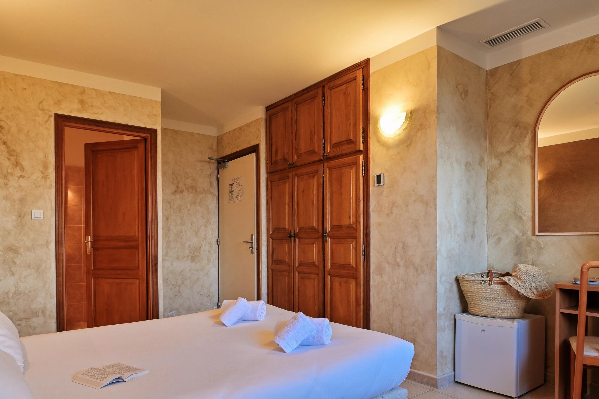 Les chambres spacieuses de l'hôtel en bord de mer à Campomoro